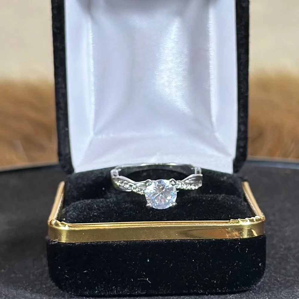 Elegant Silver Diamond Ring - Picture 5 of 7